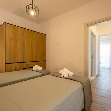 Terra Rossa - Modern With Castle View ארכאנגלוס
