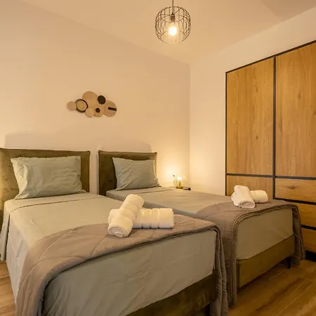 Terra Rossa - Modern With Castle View דירה
