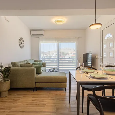 Terra Rossa - Modern With Castle View דירה