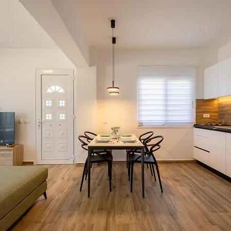 דירה Terra Rossa - Modern With Castle View
