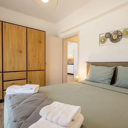 Terra Rossa - Modern With Castle View דירה